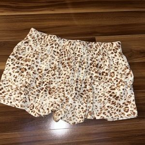 Large Old Navy super soft knit cheetah leopard print pajama shorts with pockets